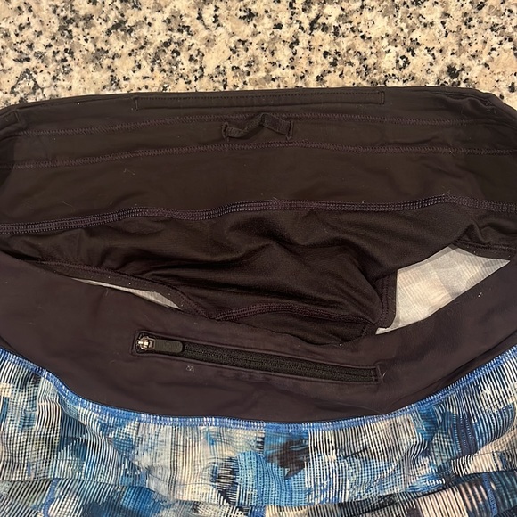 LULULEMON Blue Graphic Print Speed Up Short 2.5 - Picture 4 of 4